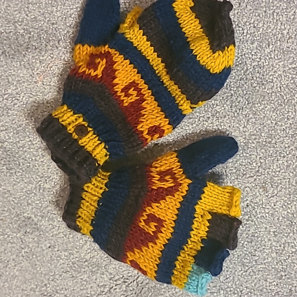 Wool gloves made in Nepal